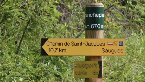 Photo d'un panneau de la route saint-jacques de compostelle